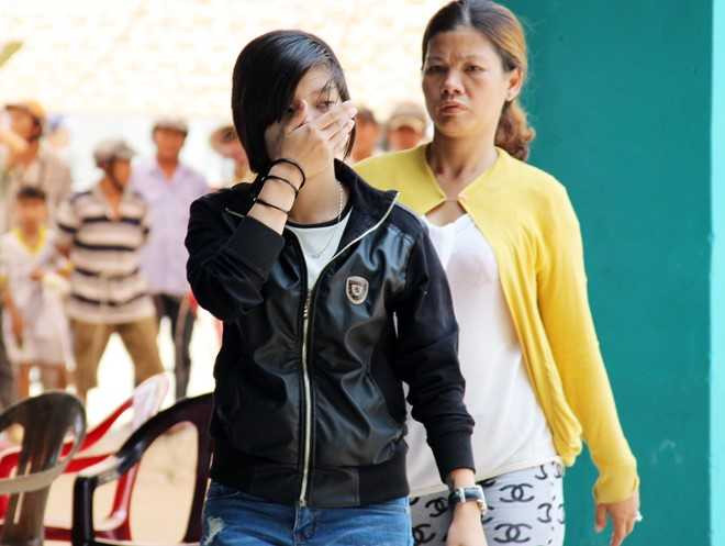 Khi nghe HĐXX tuyên tử hình người tình, Ngân giữ được bình tỉnh, không khóc và dùng tay che mặt lúc rời nơi xét xử. Ảnh: Việt Tường.