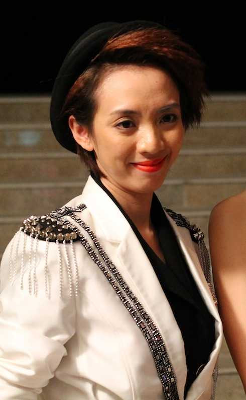 Thu Trang vào vai Cát Lơ – bạn thân kiêm vệ sĩ kiêm trợ lý của Khiết Đan. Ngoài ra cô nàng này còn có tài lẻ diễn ảo thuật “câu giờ” trong lúc Khiết Đan chuẩn bị lên sân khấu. Với đặc trưng “nói nhiều thành nói bậy”, Cát Lơ sẽ là nhân vật gây cười, giúp khán giả thư giãn giữa mạch phim vô cùng gây cấn của Mặt Nạ Máu.