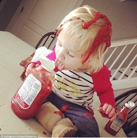 Bé gái này đang nhuộm tóc bằng sốt cà chua