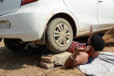 Người sắt Ấn Độ có thể để ô tô cán qua người mà không hề bị thương. Người sắt Ấn Độ có thể để ô tô cán qua người mà không hề bị thương.