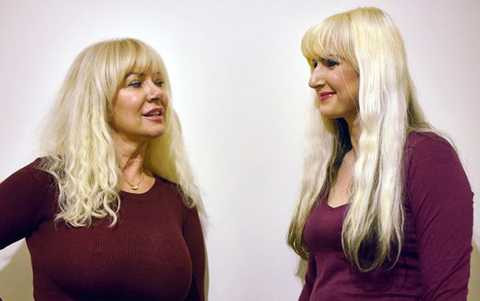 Mẹ Janet, 57 tuổi và Jane, con gái, 36 tuổi. Mẹ Janet, 57 tuổi và Jane, con gái, 36 tuổi.