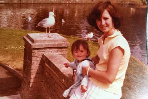 Hình ảnh cô Janet bế jane lúc còn nhỏ. Hình ảnh cô Janet bế jane lúc còn nhỏ.