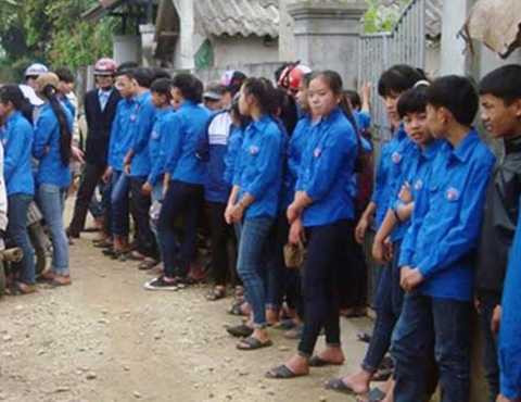 Nhiều bạn học của Chuẩn đến chia buồn cùng gia đình Ảnh: Huy Thư.