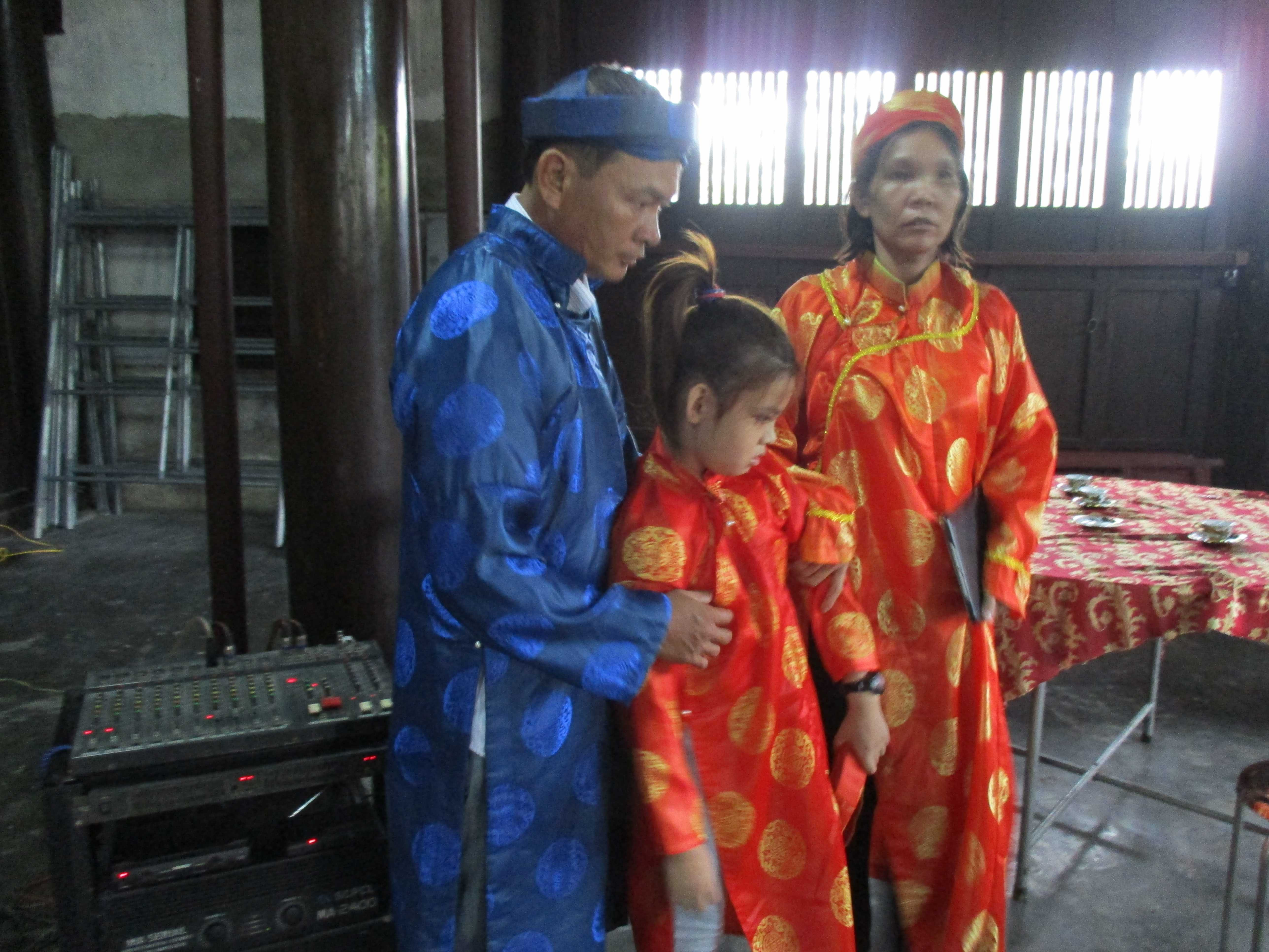 Gia đình ông Nguyễn Phước Bảo Tài lần đầu được ra Huế thăm dòng tộc.