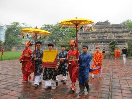 Rước di ảnh vua vào ngai thờ.