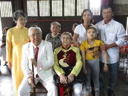 Gia đình ông Nguyễn Phước Bảo Tài cùng chụp ảnh kỷ niệm với hoàng tử của vua Duy Tân.