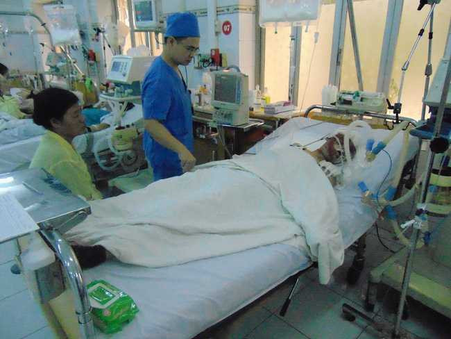 Chị Lệ vẫn đang hôn mê trong tình trạng nguy kịch. Ảnh: Trọng Oanh
