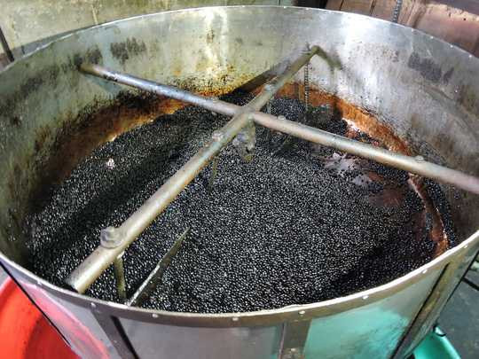 Máy xay đậu tương với những vết ố vàng lâu ngày