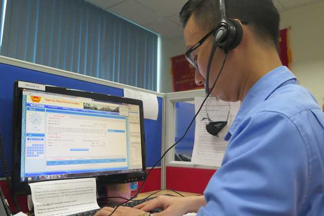 Nhân viên trực tổng đài đường dây nóng Thành ủy. Đến 17 giờ ngay 23.3, nhiều thông <a href='https://vtcnews.vn/' ><a href='https://vtcnews.vn/van-de-nong-nhat.0.html' >tin nóng</a></a> vẫn được người dân phản ánh tới - Ảnh: Trung Hiếu