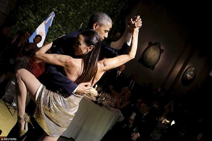 Ông Obama nhận lời mời của vũ công và tham gia điệu Tango truyền thống của Argentina