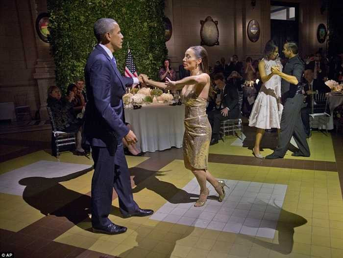Vợ chồng Tổng thống Obama nhảy điệu Tango cùng các vũ công Argentina