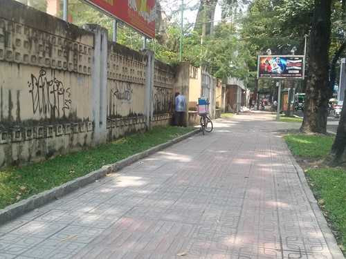 Xấu hổ cảnh người Việt tiểu bậy ngay sân bay Tân Sơn Nhất