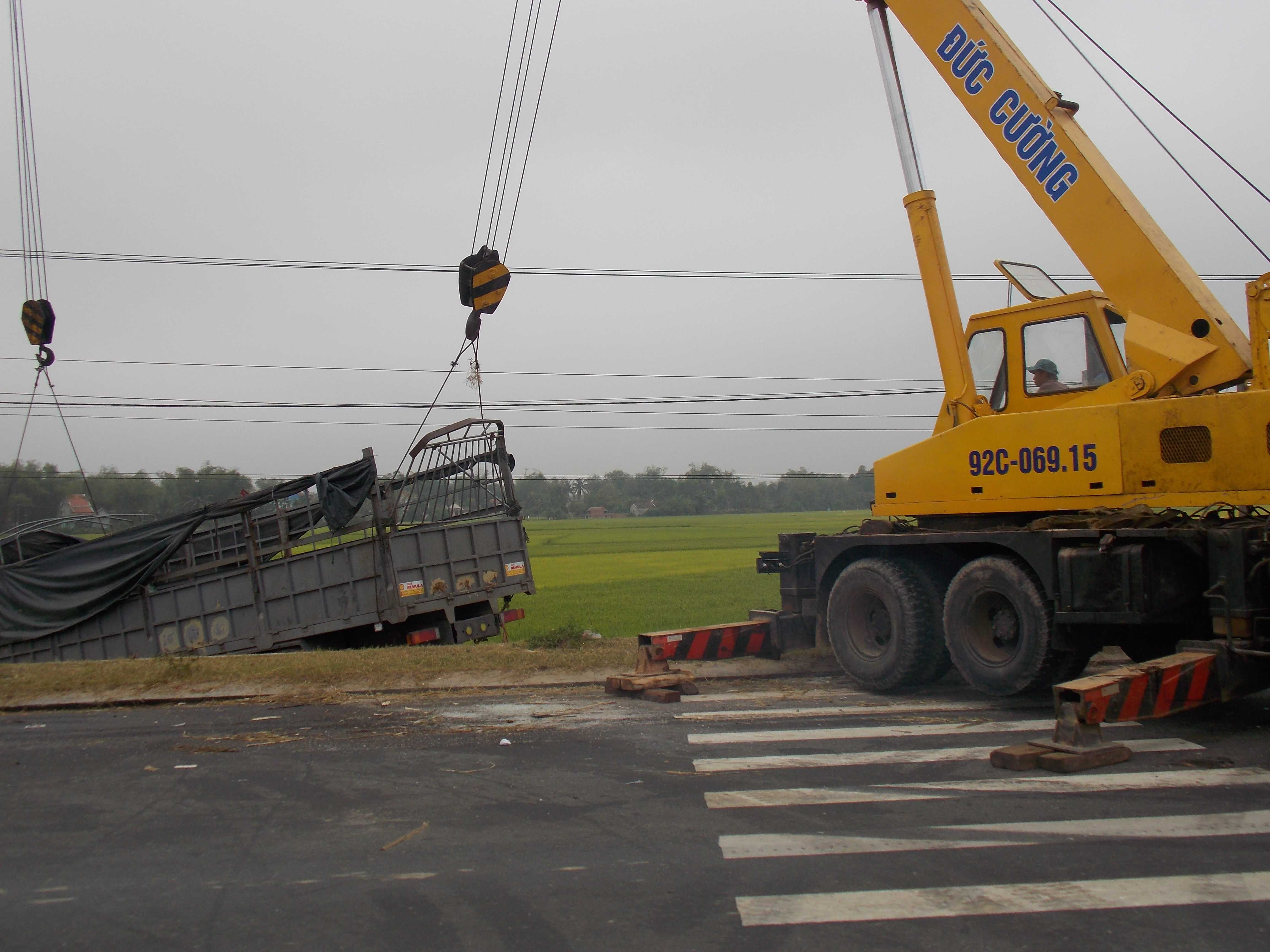 Đến chiều ngày 24/3 chiếc xe tải mới được giải cứu.