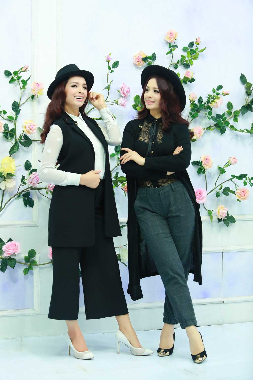 Để giúp Thuý Hằng - Thuý Hạnh có style ấn tượng xuất hiện trong show thời trang sắp tới, nhà thiết kế Nguyễn Lan Hương đã thiết kế riêng cho cả hai những bộ cánh ton sur ton.