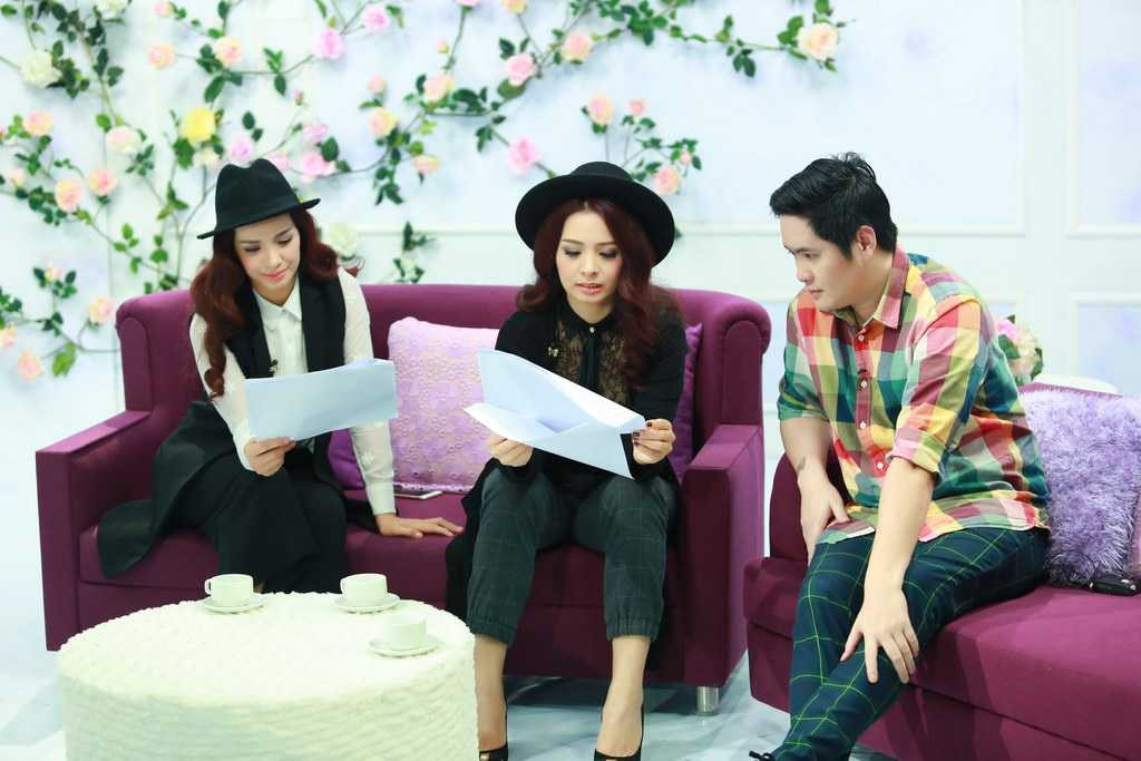 Đầu tiên là cặp váy đôi có dáng suông màu cam và xanh navy với chi tiết chiếc nơ to ở phần vai. Bộ cánh thứ hai là chiếc đầm dạ hội cúp ngực xanh navy, có nơ to ở phần eo dành cho Thuý Hạnh. 