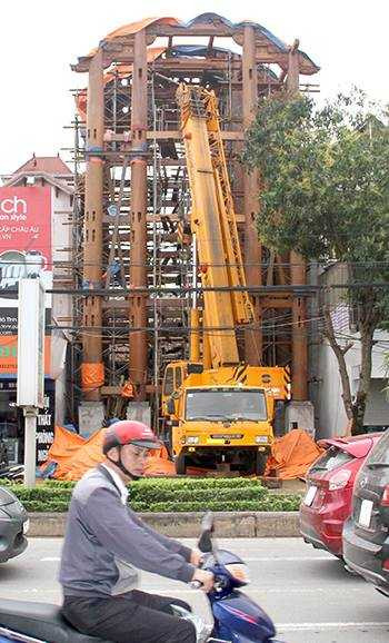 Ngôi nhà gỗ đang được xây dựng. Ảnh: Đức Hùng