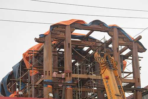 Gỗ dựng nhà được khắc các họa tiết tinh xảo. Ảnh: Đức Hùng