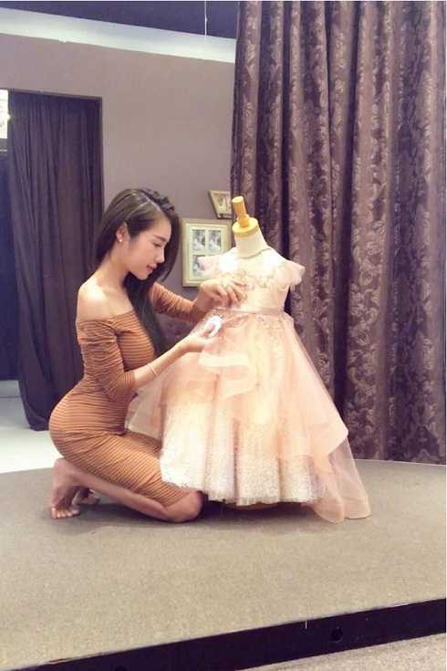 Elly Trần diện váy đôi với con gái, Hoàng Thùy Linh khoe eo thon nóng bỏng