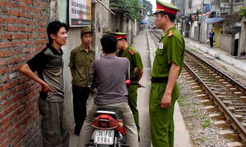 Công an Hải Phòng tuần tra ở phố đường tàu