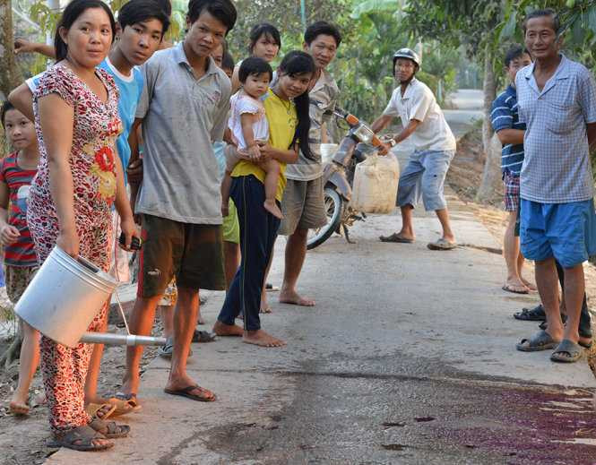 Hiếu kỳ người dân tập trung lại xem đường biến thành màu tím - Ảnh Ngọc Tài