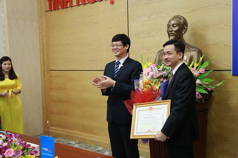 Lê Xuân Đại phó Chủ tịch UBND tỉnh Nghệ An trao bằng khen của Chủ tịch tỉnh Nghệ An cho Tổng Công ty Viễn thông MobiFone Lê Xuân Đại phó Chủ tịch UBND tỉnh Nghệ An trao bằng khen của Chủ tịch tỉnh Nghệ An cho Tổng Công ty Viễn thông MobiFone