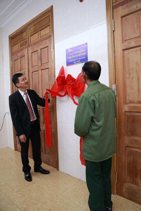 Ông Nguyễn Mạnh Hùng – PTGĐ MobiFone bàn giao nhà cho ông Lê Văn Cảnh Ông Nguyễn Mạnh Hùng – PTGĐ MobiFone bàn giao nhà cho ông Lê Văn Cảnh