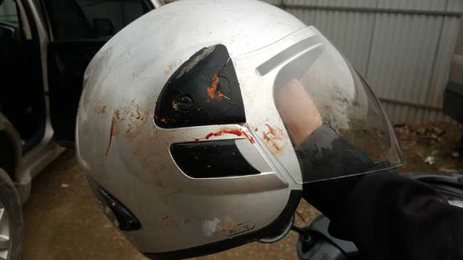 Chiếc mũ bảo hiểm của anh Hoàng nhem nhuốc vết máu Ảnh Lao Động