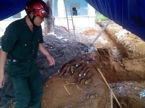 Lực lượng Công binh tiến hành kiểm tra thu gom số đạn tại mương Lực lượng Công binh tiến hành kiểm tra thu gom số đạn tại mương