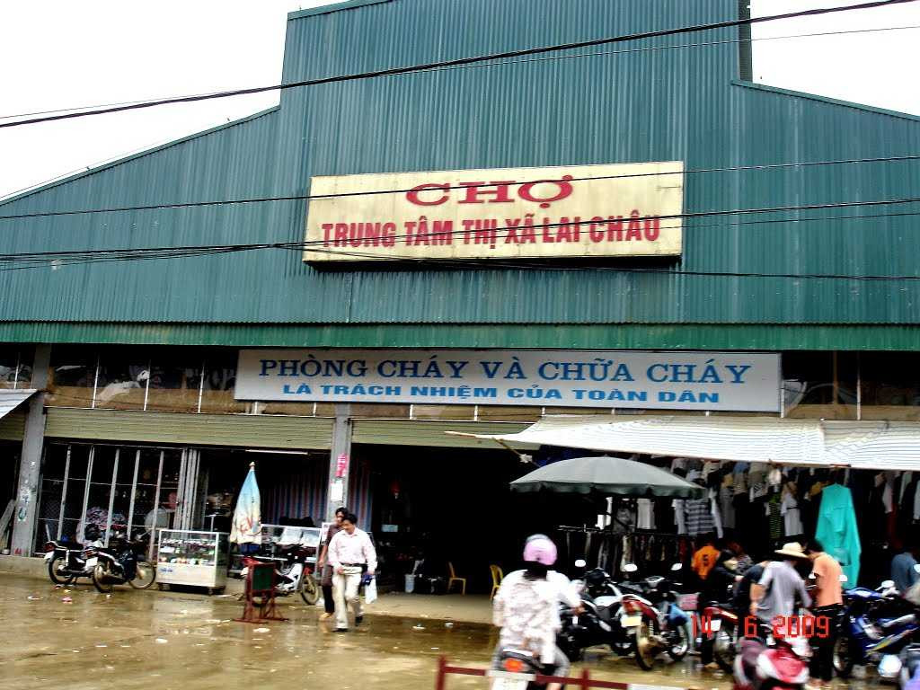 'Quả bóng' trị giá 3.500 tỷ đồng và những con ruốc tắm mình trong 'máu'