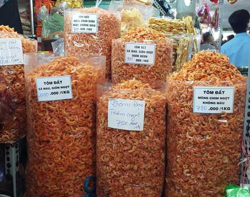 Những loại tôm khô bóc nõn mang mác đặc sản Cà Mau có màu đỏ bất thường là đã được nhuộm màu