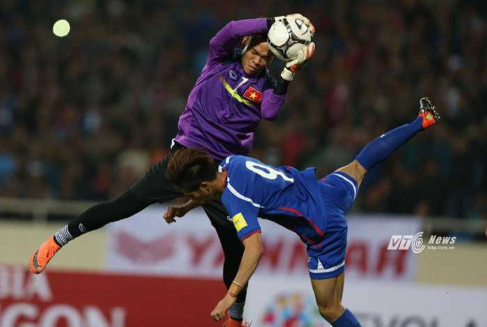 Nguyên Mạnh thủng lưới trong hiệp 1