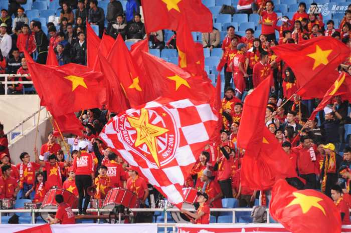 CĐV Việt Nam đến sân cổ vũ đội tuyển quốc gia đối mặt với đội bóng Đài Bắc Trung Quốc - Ảnh: Tùng Đinh