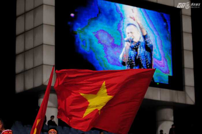 Hình ảnh nhạc sỹ Trần Lập được phát trên màn hình lớn khi ca khúc Đường đến ngày vinh quang vang lên