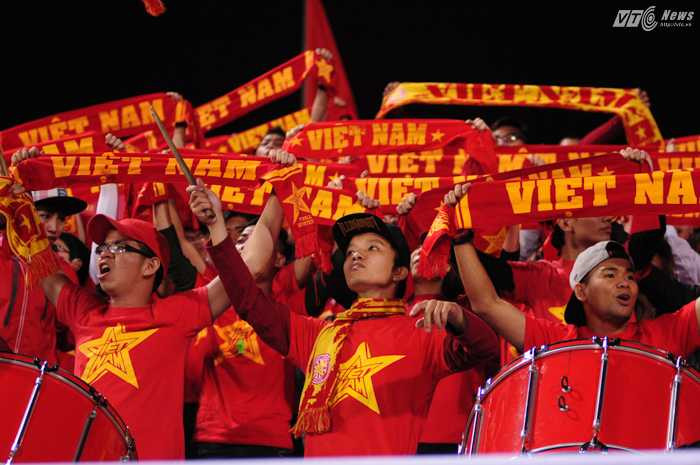 CĐV Việt Nam cuồng nhiệt trên các khán đài - Ảnh: Tùng Đinh