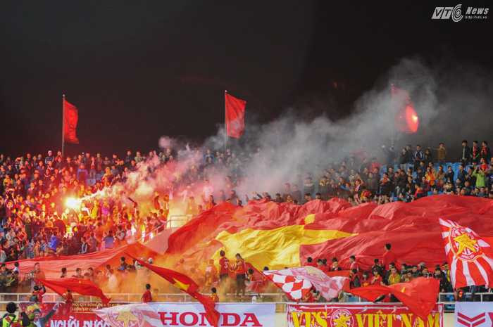 Những quả pháo sáng được đốt trước khi trận đấu bắt đầu - Ảnh: Tùng Đinh