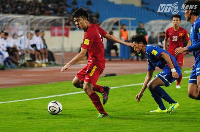 Xuân Trường có những đường chuyền mà không ai ngờ tới, tạo cơ hội tốt cho các tiền đạo - Ảnh: Tùng Đinh