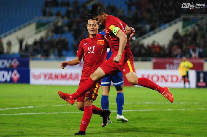 Công Vinh phấn khích sau bàn thắng quân bình tỷ số 1-1 cho đội tuyển Việt Nam - Ảnh: Tùng Đinh