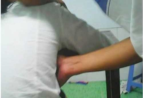 Tấm ảnh chụp lại cảnh thầy T. luồn tay qua người nữ sinh để... chỉ bài