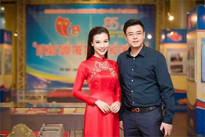 Đồng hành cùng Hoàng Oanh ở vai trò dẫn dắt chương trình là MC Tuấn Tú. Anh là một trong những MC mà Hoàng Oanh vô cùng yêu mến.