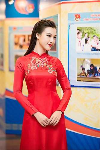 Trong chương trình, Á hậu Hoàng Oanh diện áo dài đỏ khoe nhan sắc rực rỡ, duyên dáng. 