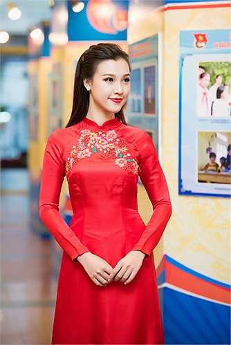 Hoàng Oanh cũng gây ấn tượng với lối dẫn dắt trang trọng nhưng vẫn đầy sự tươi trẻ. 