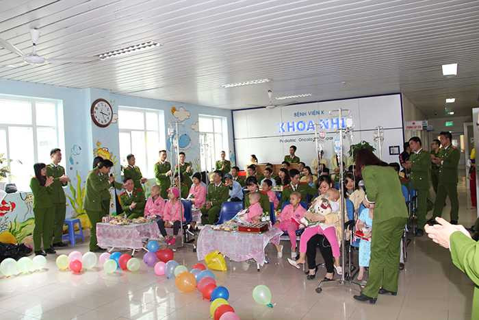 Cán bộ, học viên học viện Cảnh sát chia sẻ niềm vui cùng trẻ em ung thư