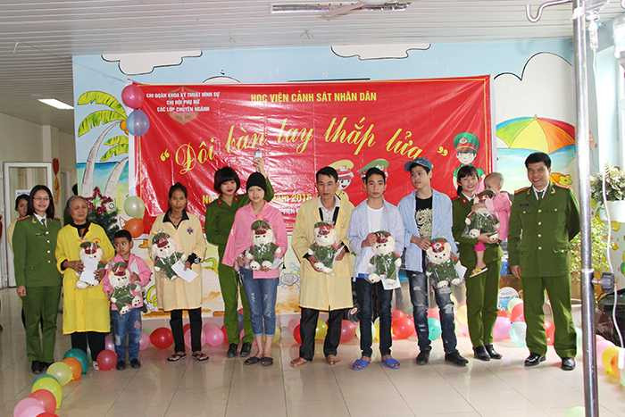 Cán bộ, học viên Cảnh sát chia sẻ niềm vui cùng trẻ em ung thư