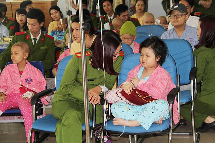 Cán bộ, học viên Cảnh sát chia sẻ niềm vui cùng trẻ em ung thư
