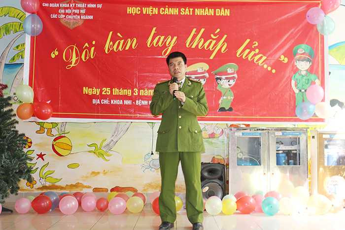 Cán bộ, học viên Cảnh sát chia sẻ niềm vui cùng trẻ em ung thư