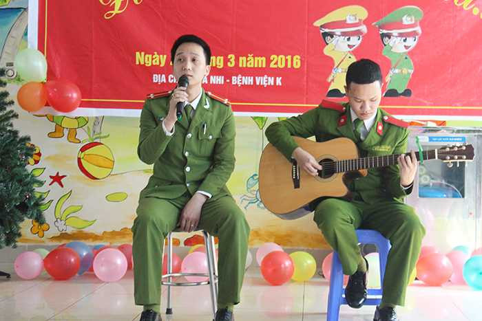 Cán bộ, học viên Cảnh sát chia sẻ niềm vui cùng trẻ em ung thư