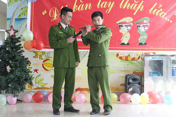 Cán bộ, học viên Cảnh sát chia sẻ niềm vui cùng trẻ em ung thư