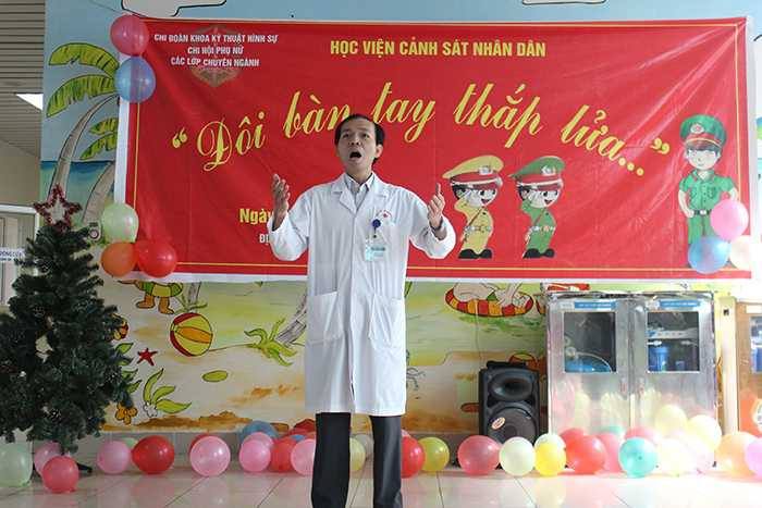 Cán bộ, học viên Cảnh sát chia sẻ niềm vui cùng trẻ em ung thư