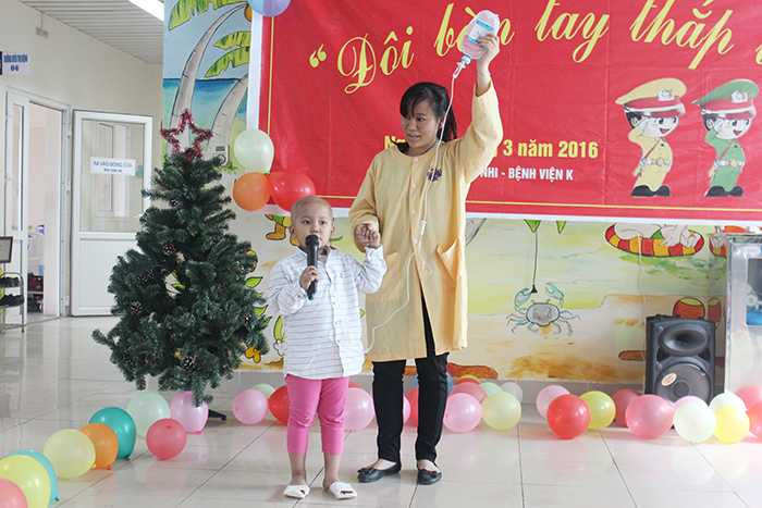 Cán bộ, học viên Cảnh sát chia sẻ niềm vui cùng trẻ em ung thư