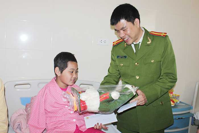 Cán bộ, học viên Cảnh sát chia sẻ niềm vui cùng trẻ em ung thư